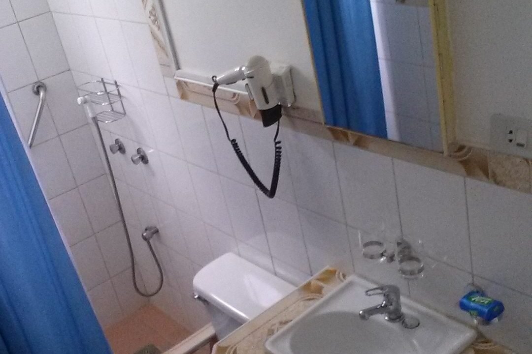 Bathroom-2-e1553714116415