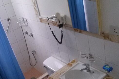 Bathroom-2-e1553714116415